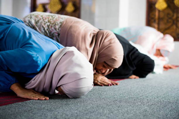 Ina Cikin Sallah Sai Na Tuna Akwai Najasa A Zanina. Yaya Zan yi?